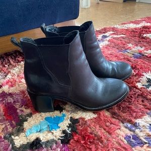 Heeled black leather booties